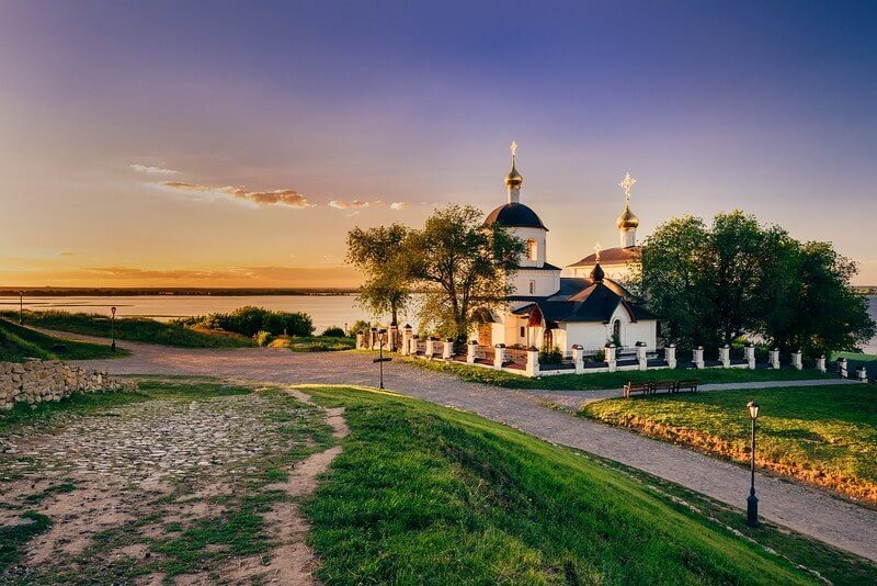 Храм на берегу Волги — вид с воды на маршруте